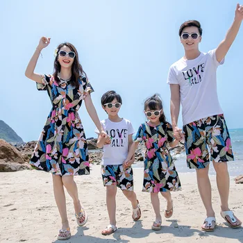 Одинаковые наряды для семьи, Летнее пляжное платье с цветочным рисунком для мамы и дочки, Футболка и шорты для папы и сына, праздничный наряд для влюбленных на море